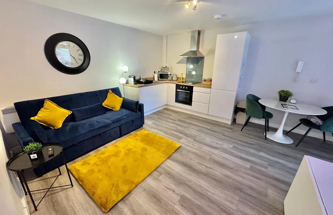 Sleek Urban Getaway - Parking Space - New Large Sofa Bed - Fast Wifi - 10 Minutes Walk To The Beach!-1