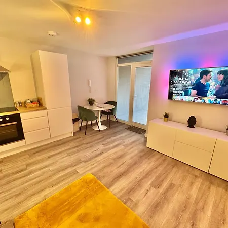 Sleek Urban Getaway - Parking Space - New Large Sofa Bed - Fast Wifi - 10 Minutes Walk To The Beach!-2