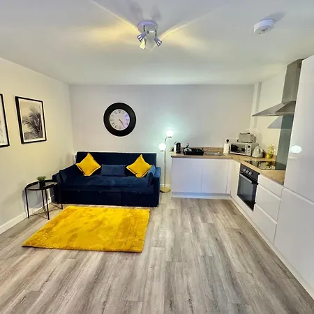Sleek Urban Getaway - Parking Space - New Large Sofa Bed - Fast Wifi - 10 Minutes Walk To The Beach!-3